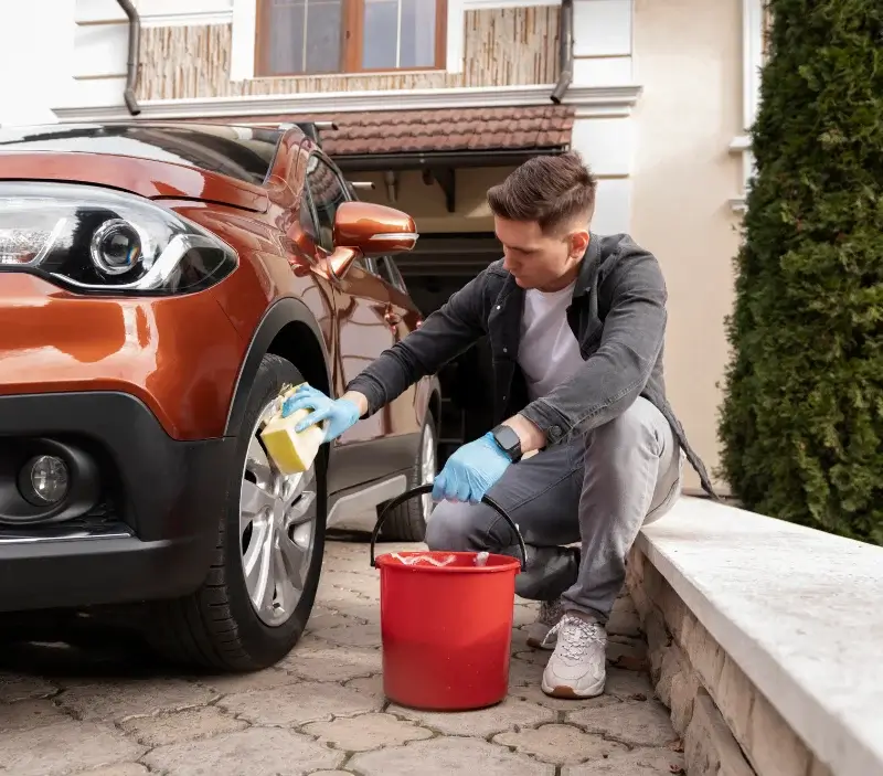 Lavage auto à domicile Bidos : professionnel intervenant sur un véhicule